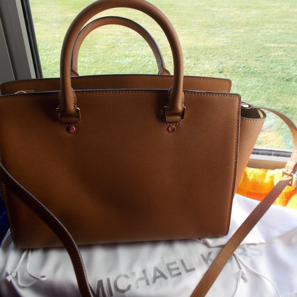 Michael Kors - Picture 2 of 7